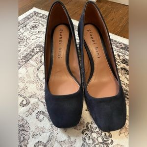 Gianni Bini navy blue block heels